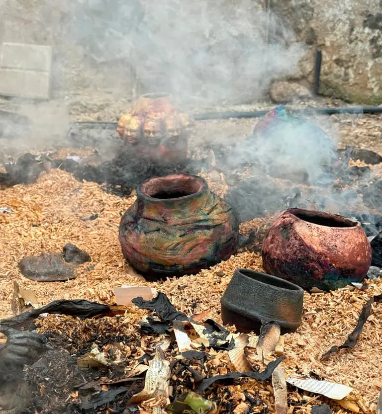 piezas de ceramica despues de quema Raku en tecnica cooper mate